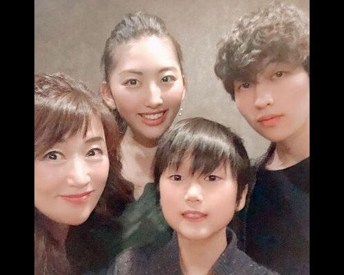 松本花林と弟2人と母親の画像